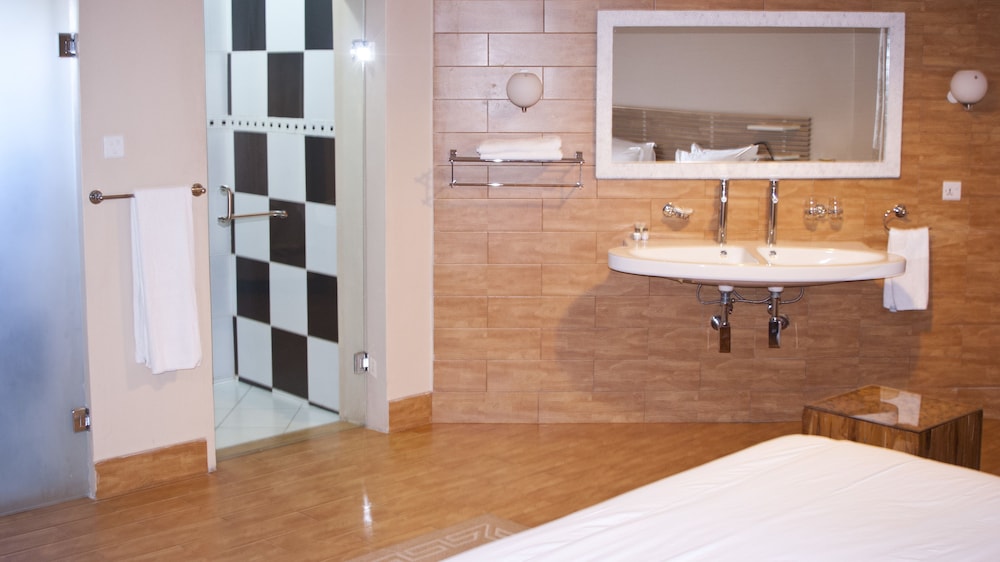 Tropical Enclave Hotel 50/60