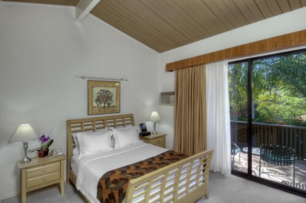 Dinah's Garden Hotel 4/60