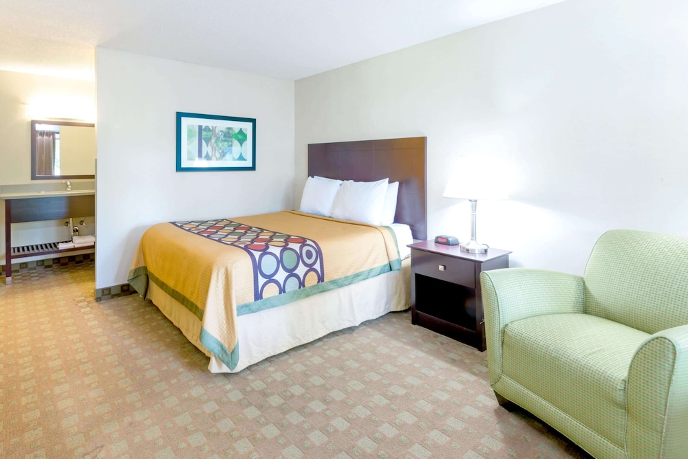 Super 8 by Wyndham White River Junction 14/23