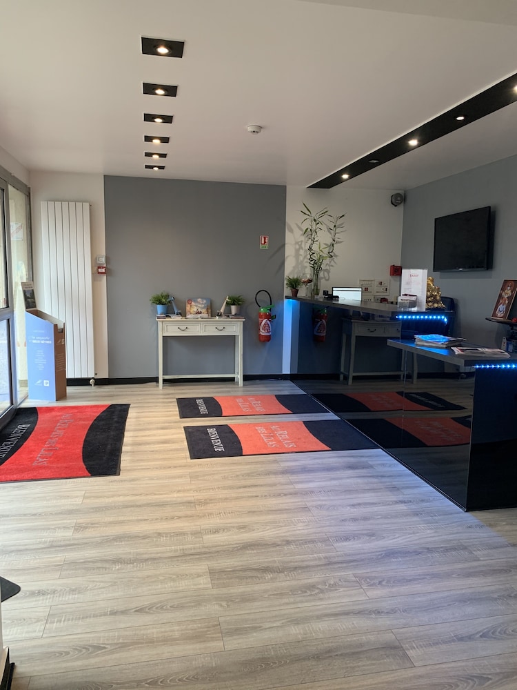 HOTEL AU RELAIS DES LILAS 17/24