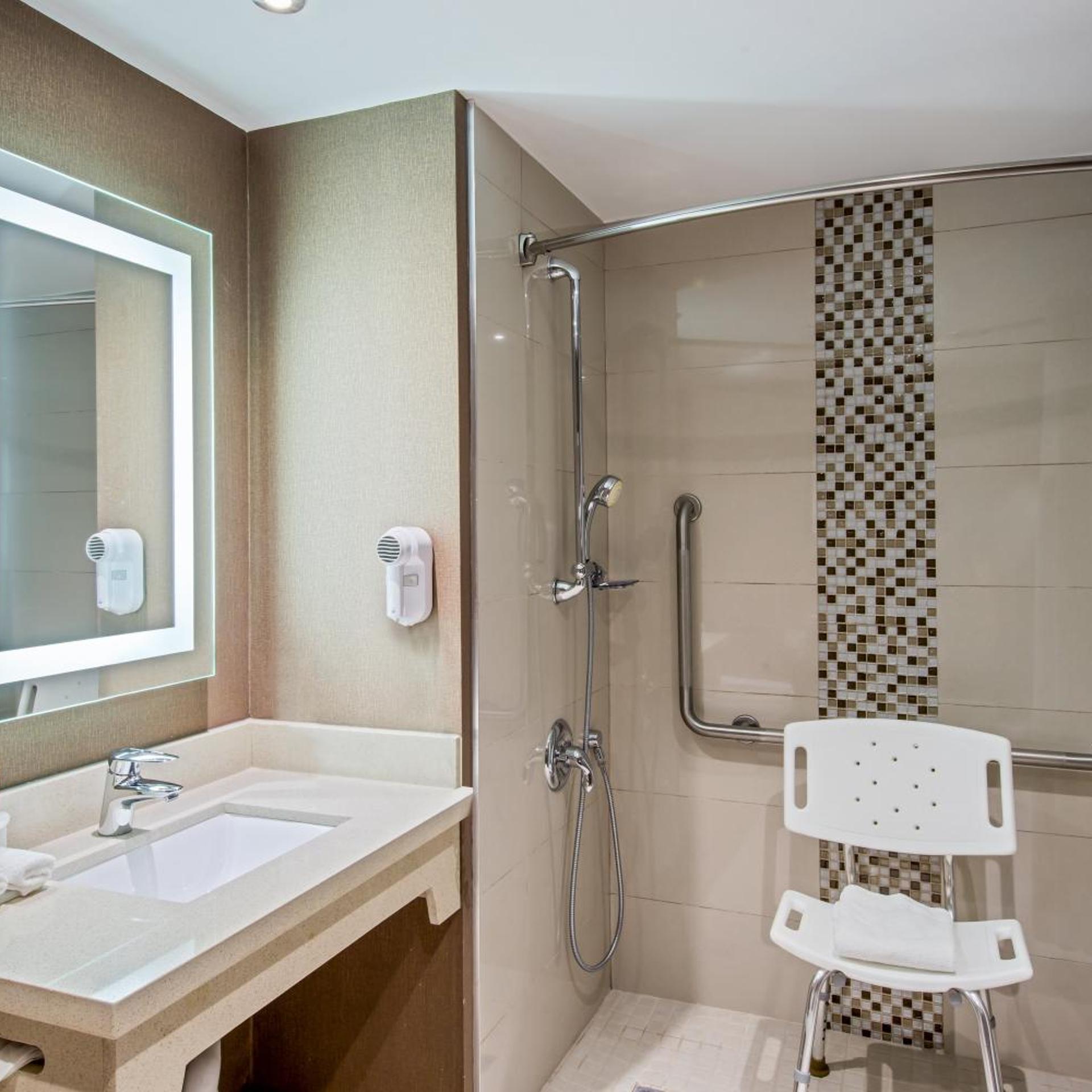 غرفة رباعية بسريرين كوين بحوض استحمام لذوي الإعاقة، Quality Inn & Suites Regina Downtown 2/3