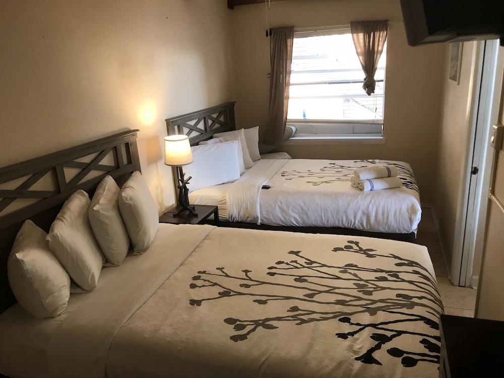Schooner Hotel 4/42