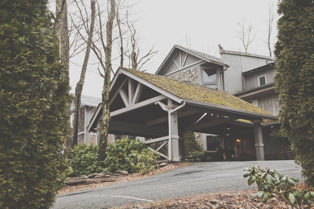 The Inn at Crestwood 5/65