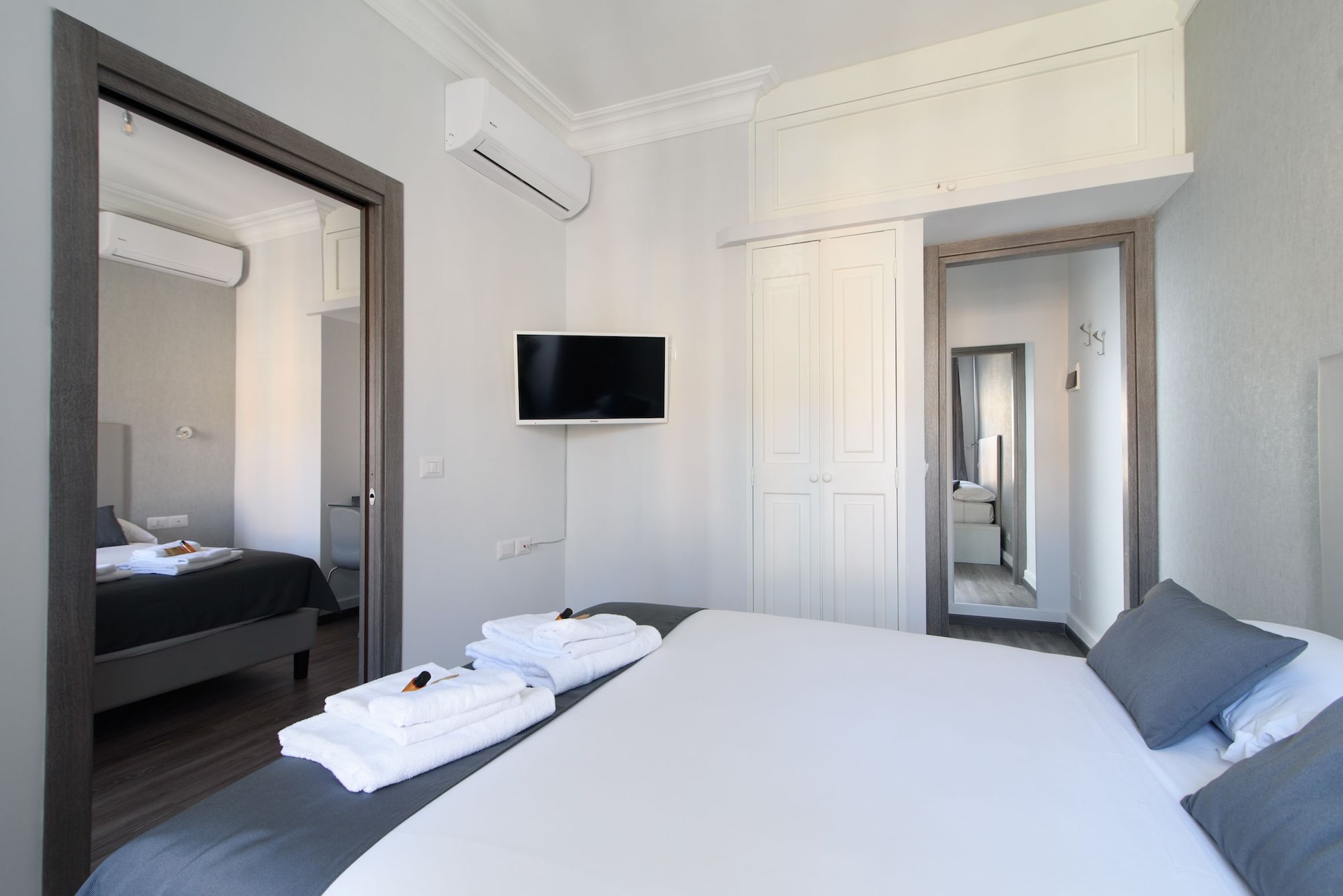 ROOM, QUADRUPLE