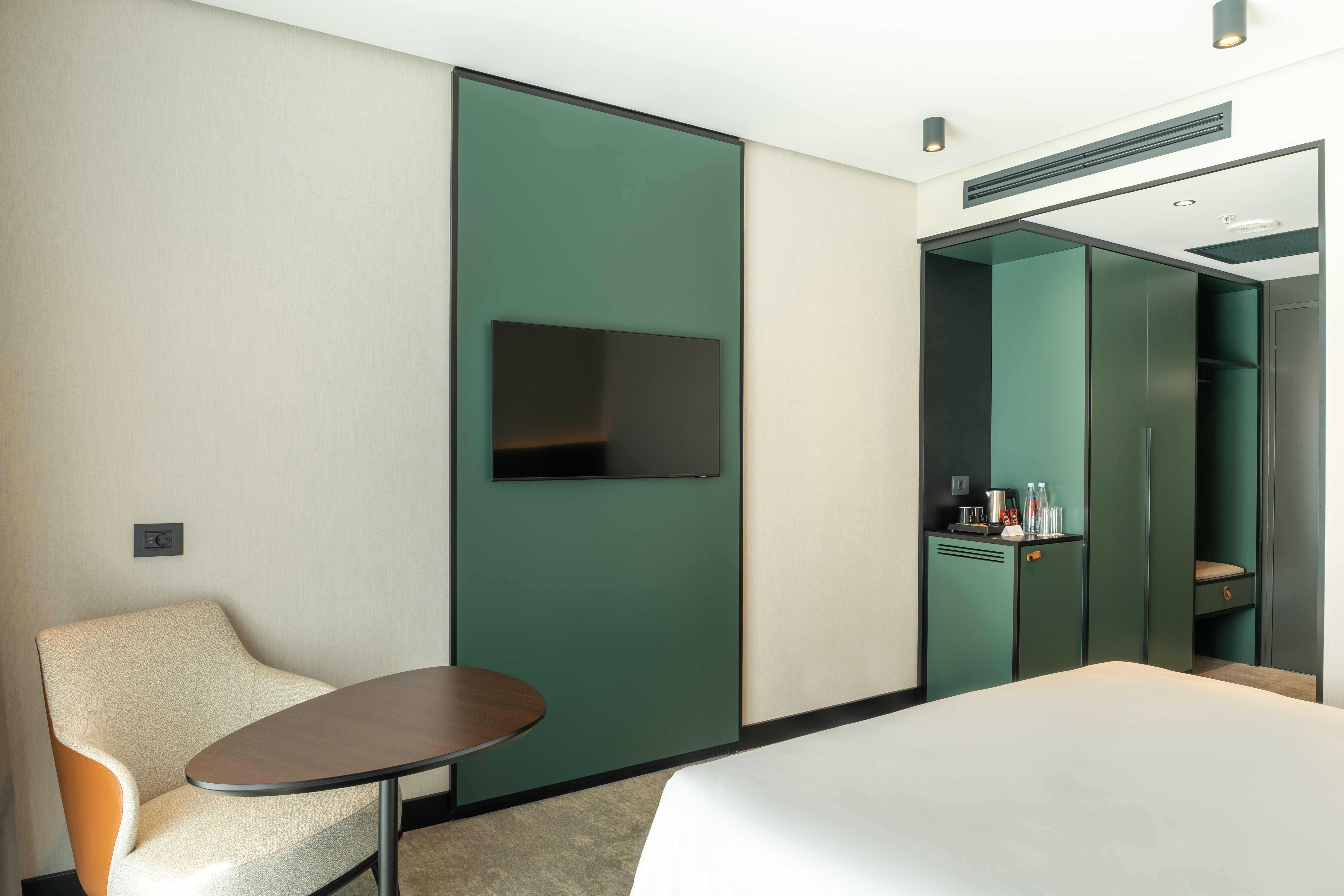 جناح بسرير كينج بشرفة، Novotel Tbilisi Center 2/3