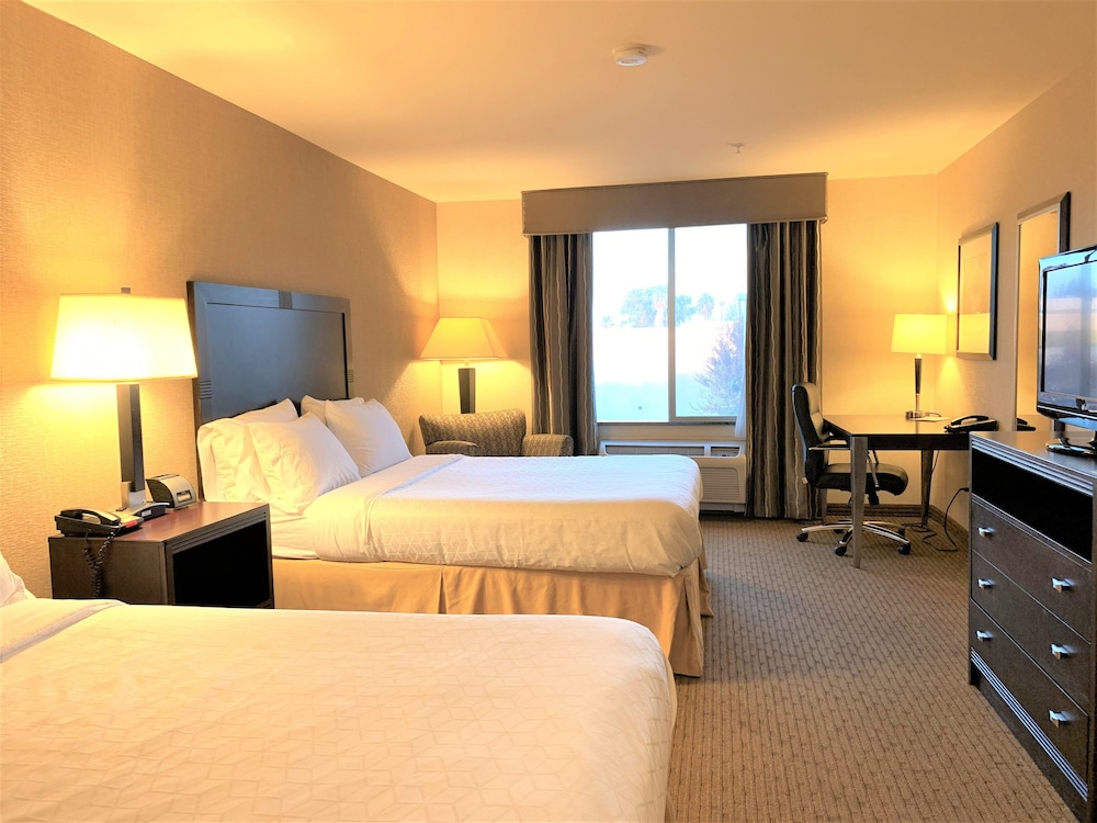 Holiday Inn Express Hotel and Suites Fresno Northwest-Herndon 15/42
