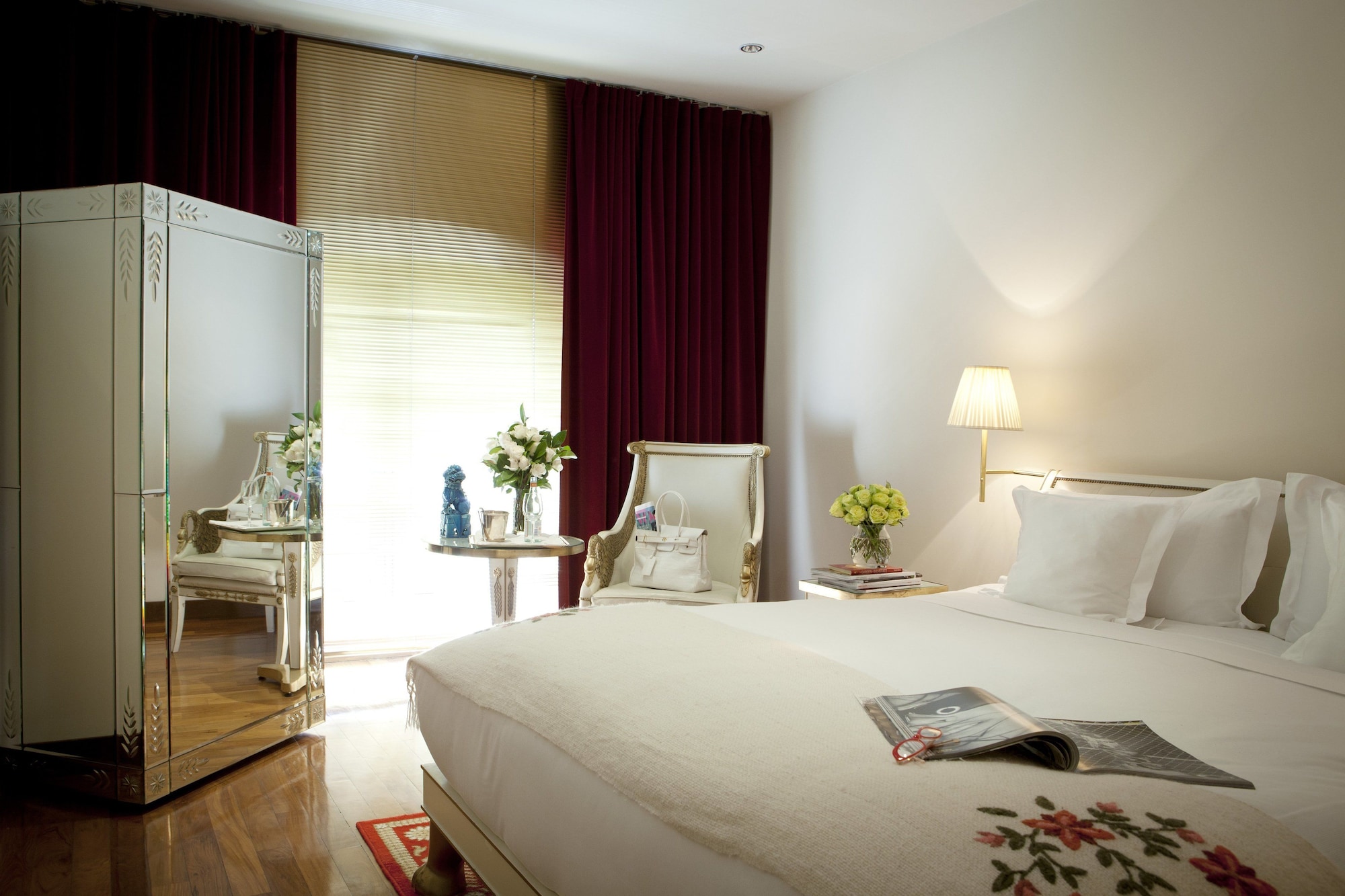 ROOM, KING BED, SKYLINE VIEW