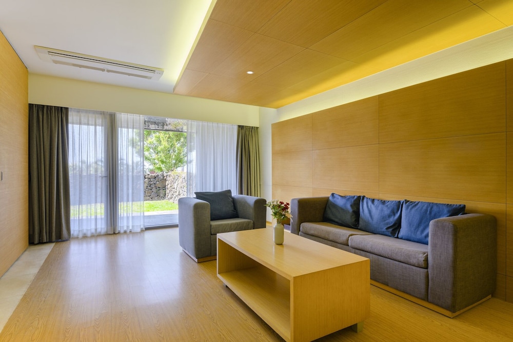 Stanford Hotel and Resort Jeju 17/37