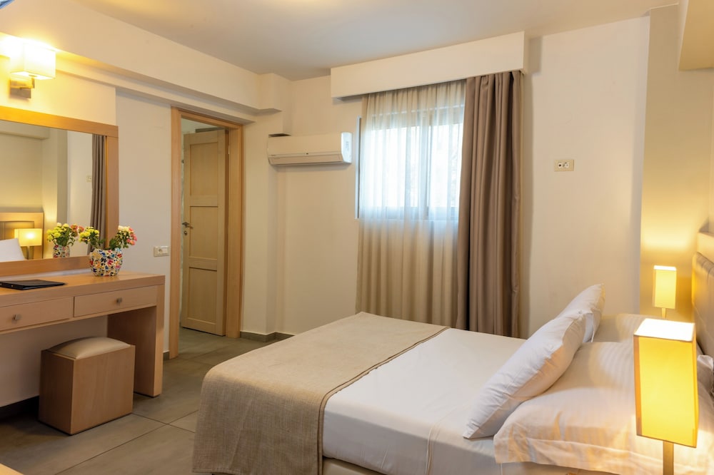 2 Bedrooms, Suite, Twin Beds, Lateral Side Sea View, Sofa, Private Pool