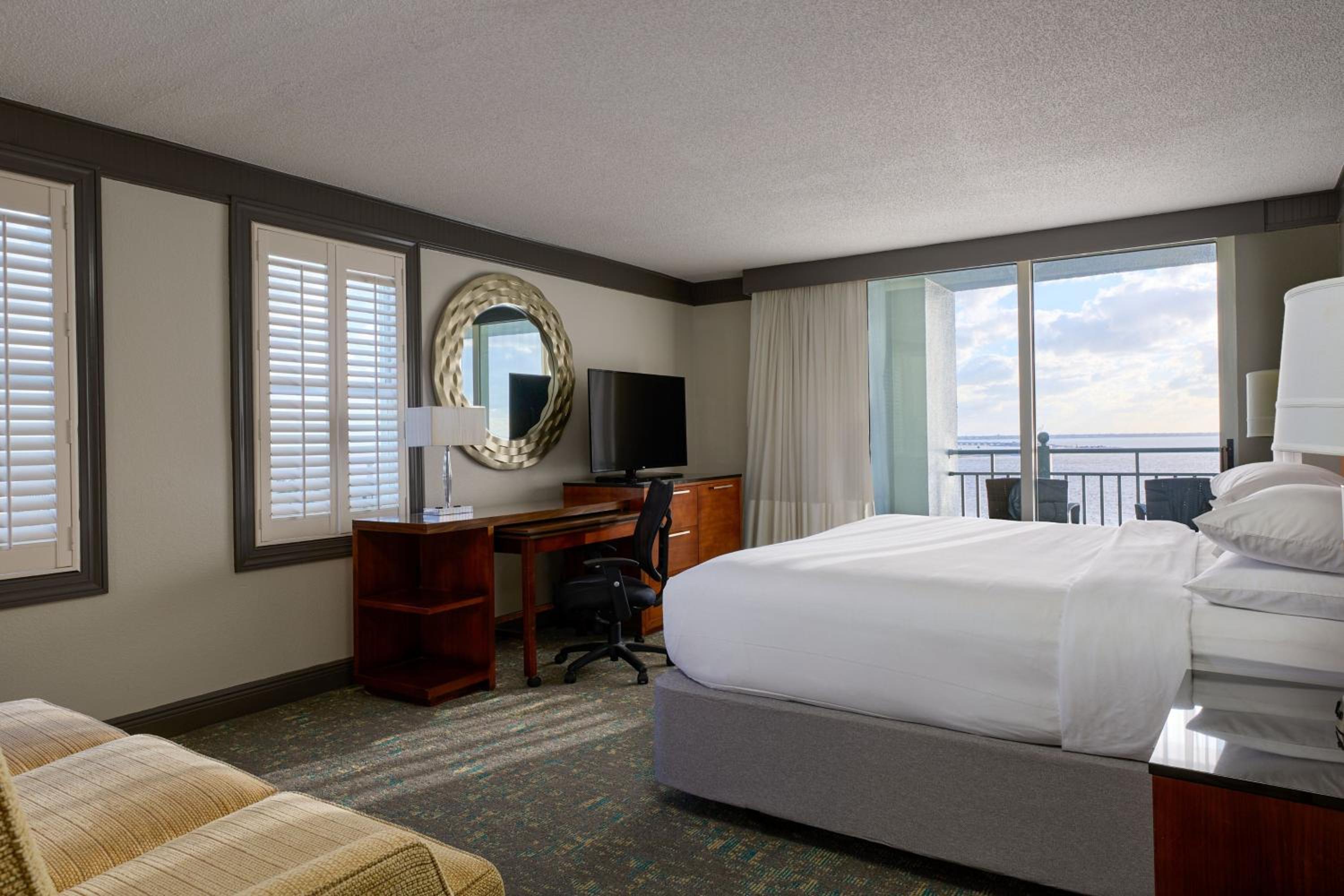 Guest Room, King Bed, Water Front, Balcony