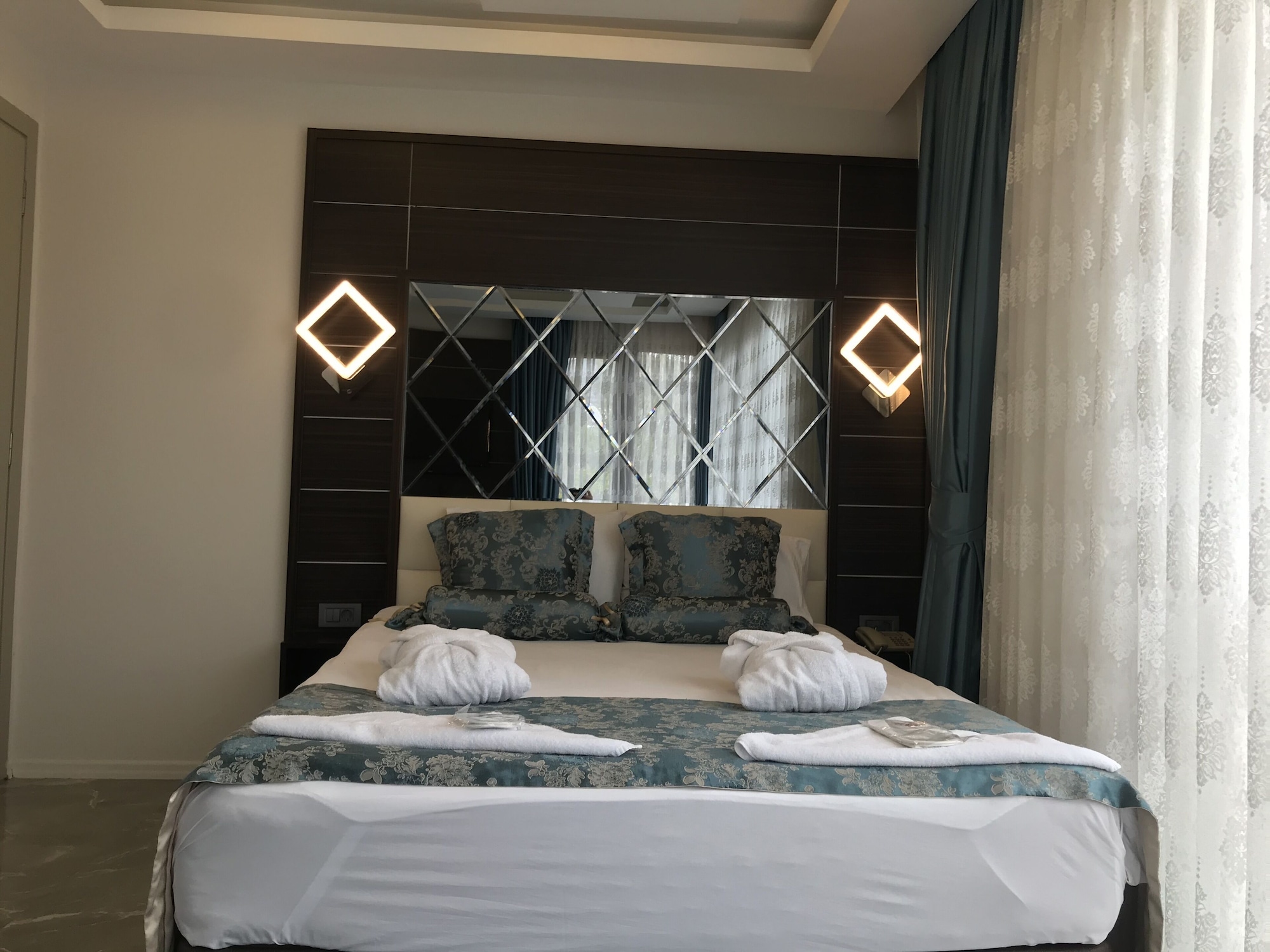 2 BEDROOMS, FAMILY, STUDIO, SUITE