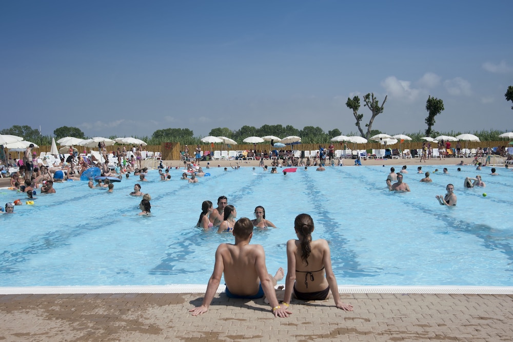 Hu Park Albatros Village 47/50