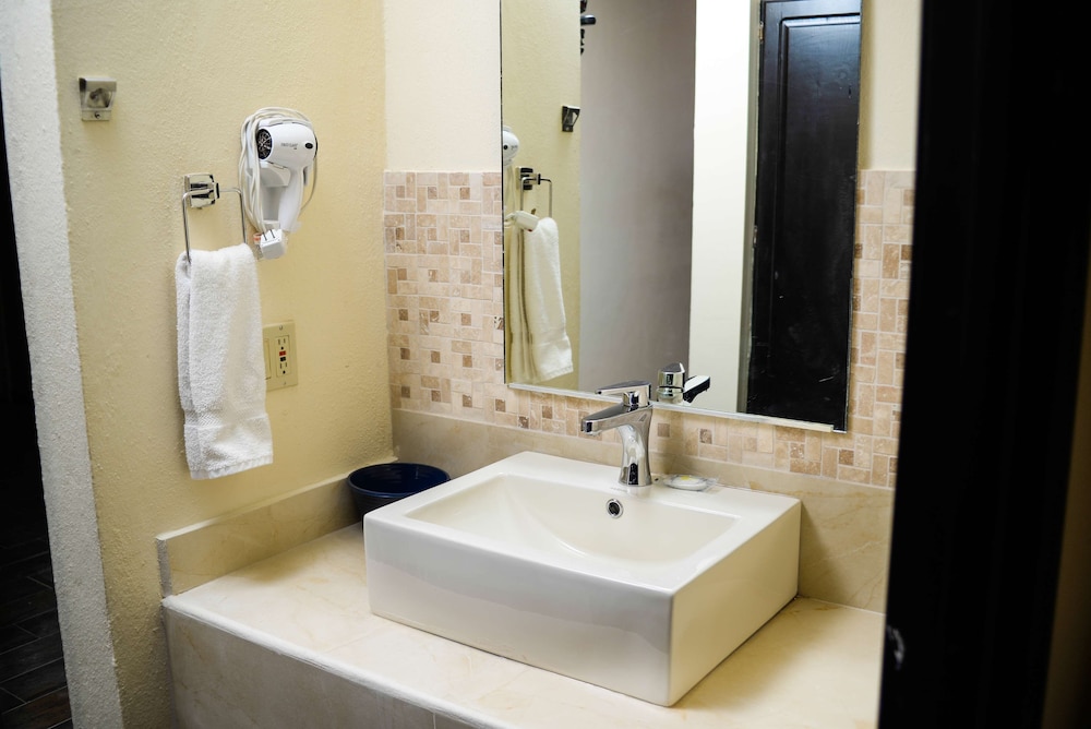 Laos Mar Hotel and Suites 40/41