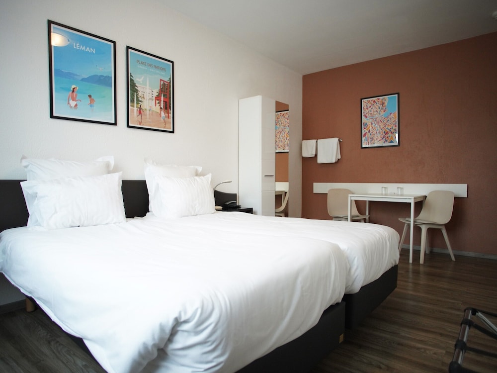 Budget, Petite, Economy, Twin Beds, Shared Bathroom