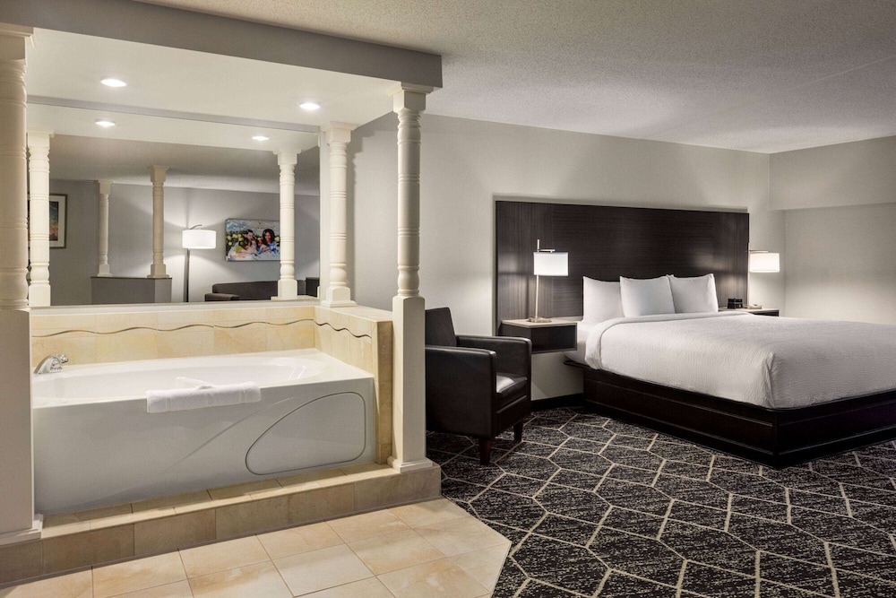 La Quinta Inn and Suites by Wyndham Lake George 50/50