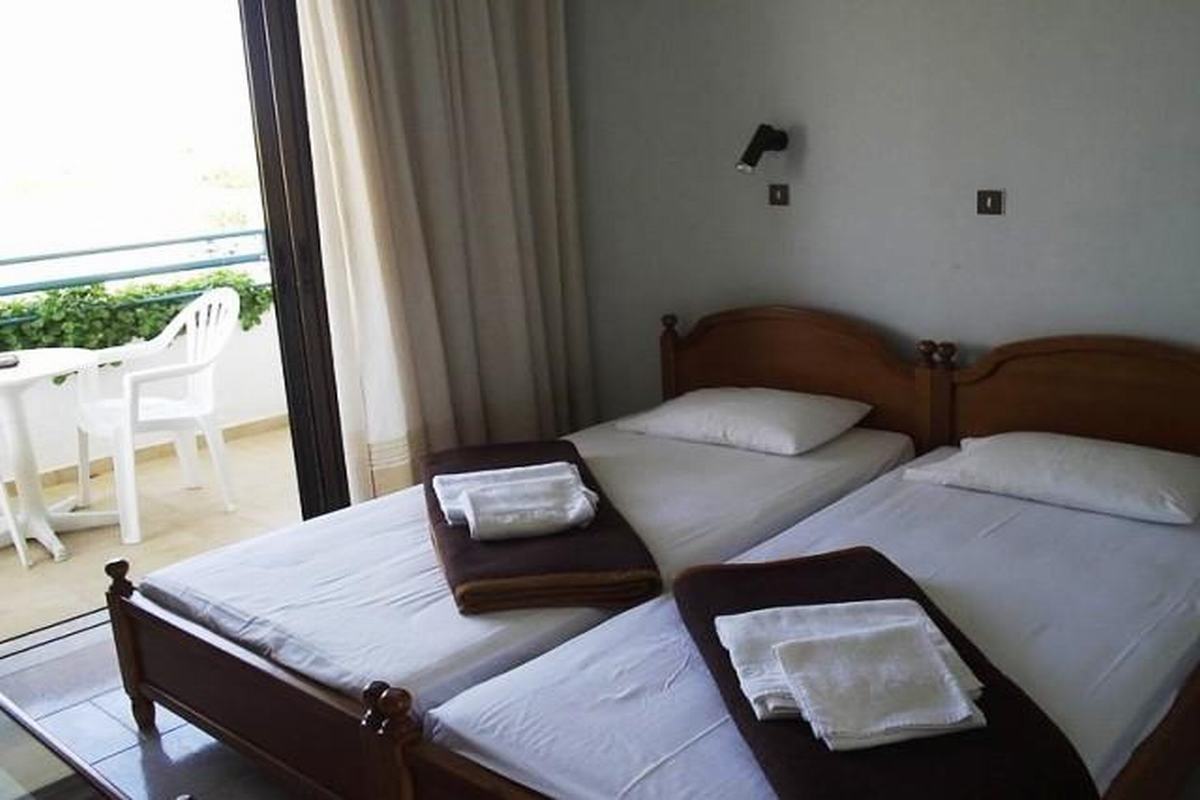 Room at Marianna Apartments, Tingaki