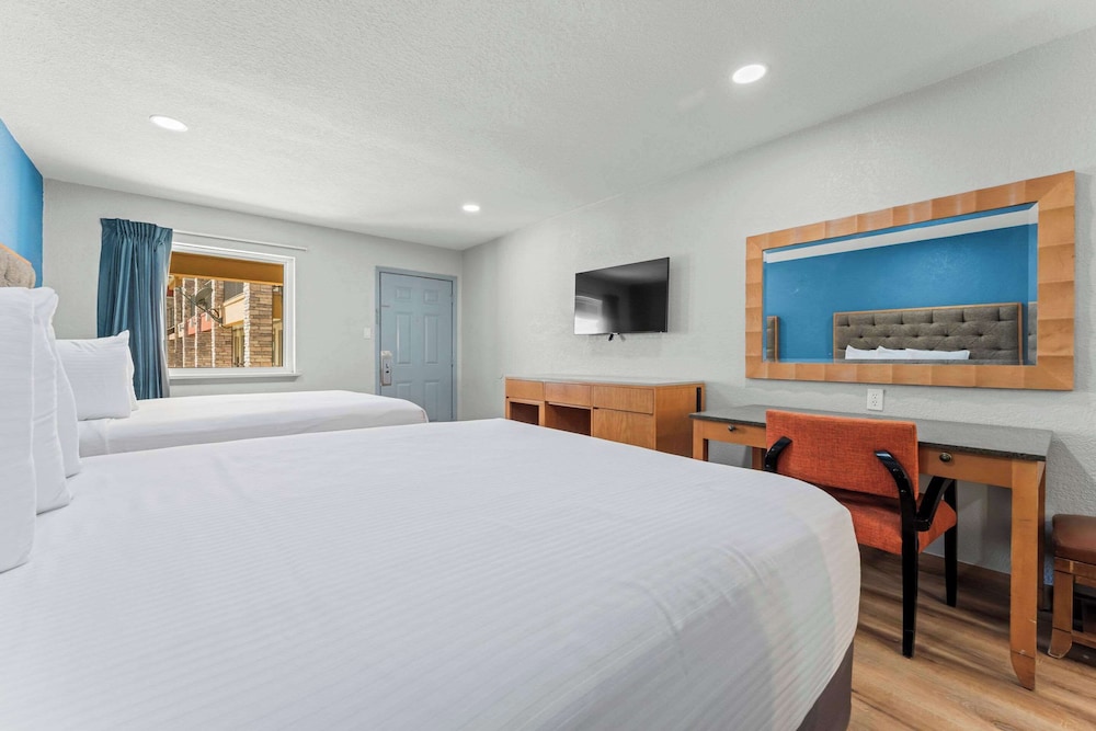 Econo Lodge Inn & Suites Sealy 27/52