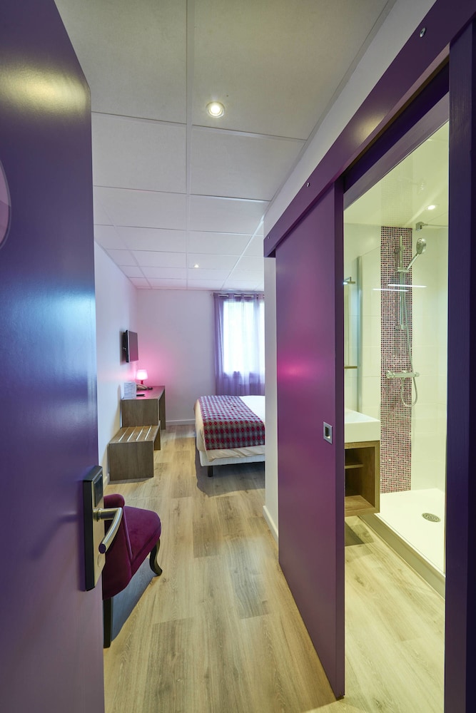 COZY HOTEL 32/40