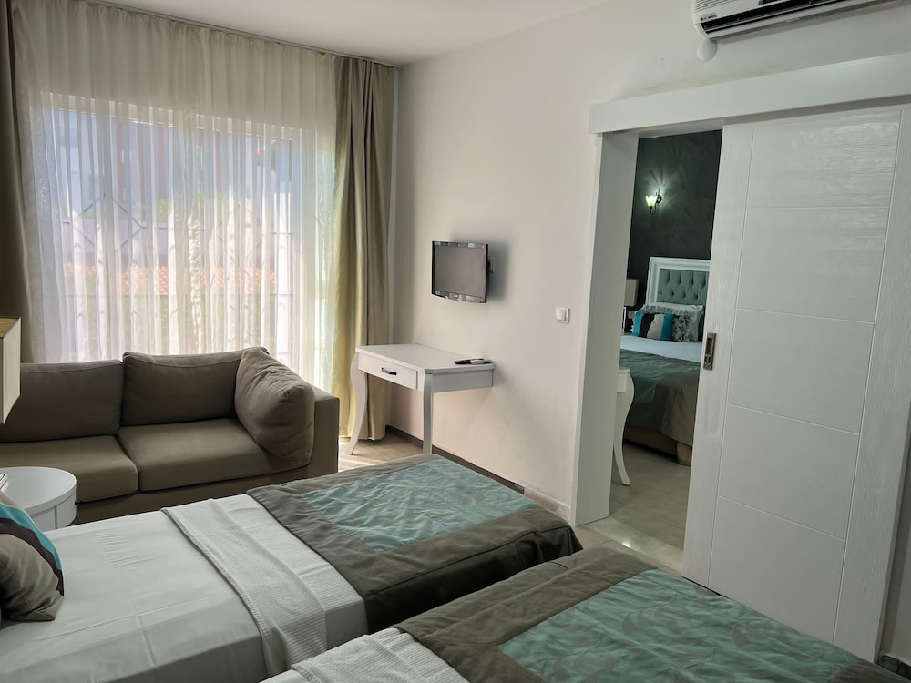 Tiana Beach Resort 72/94
