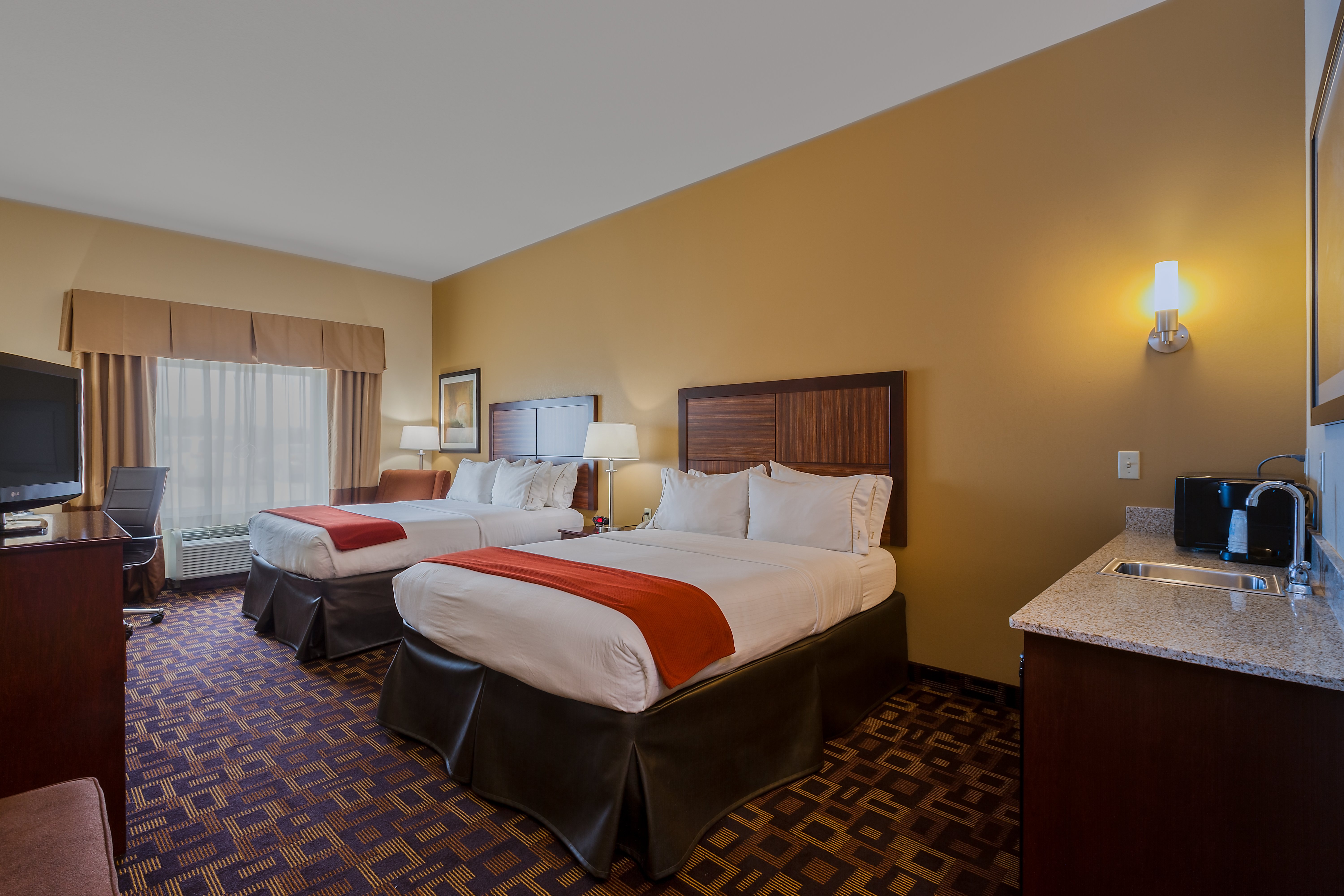 Holiday Inn Express Hotel and Suites Salina 15/62