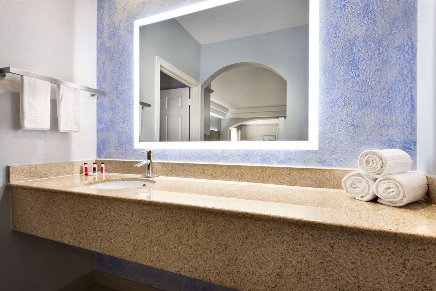 Days Inn & Suites by Wyndham Houston Hobby Airport 40/41