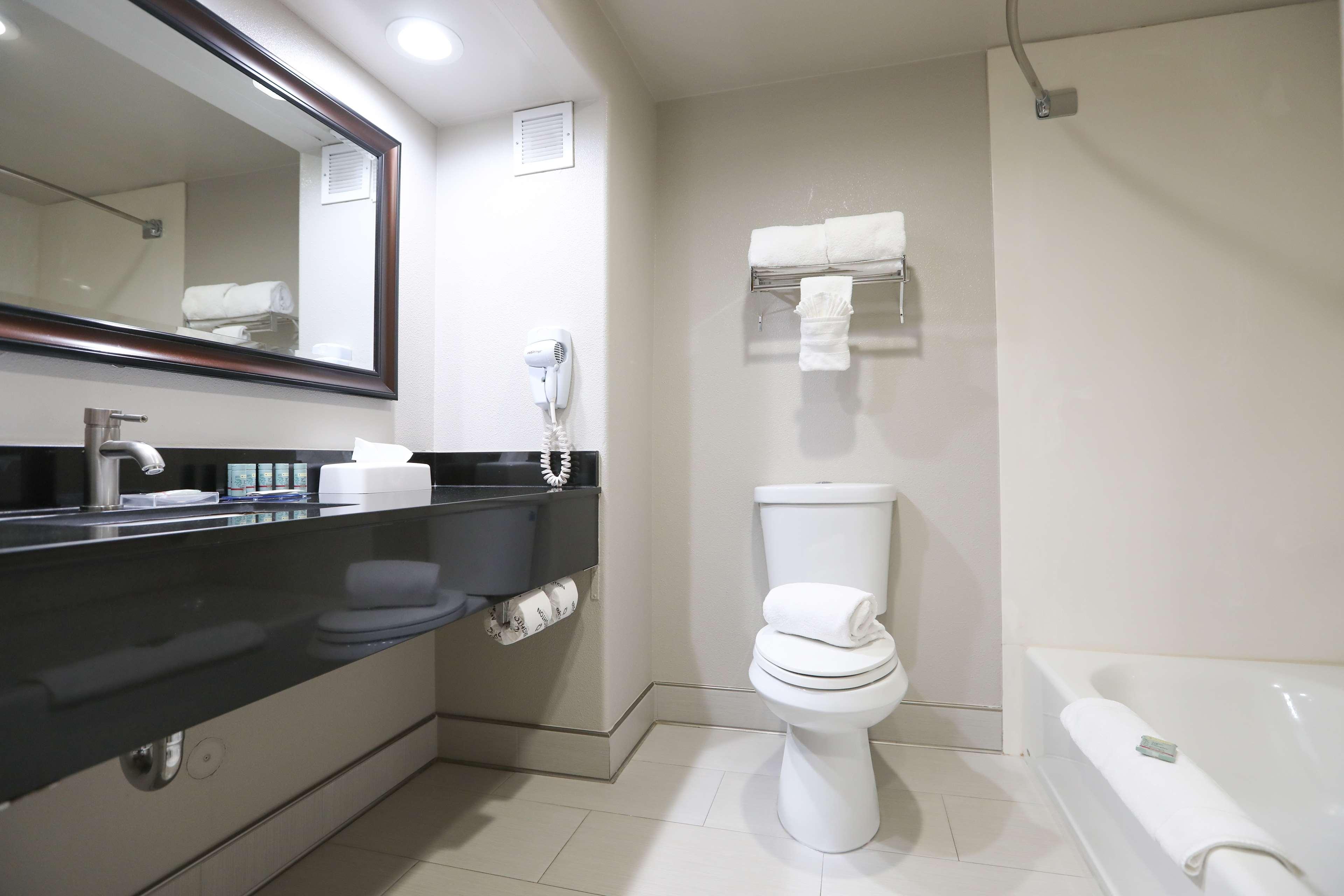 جناح بسرير كينج مع أريكة، Best Western Lanai Garden Inn & Suites 2/2