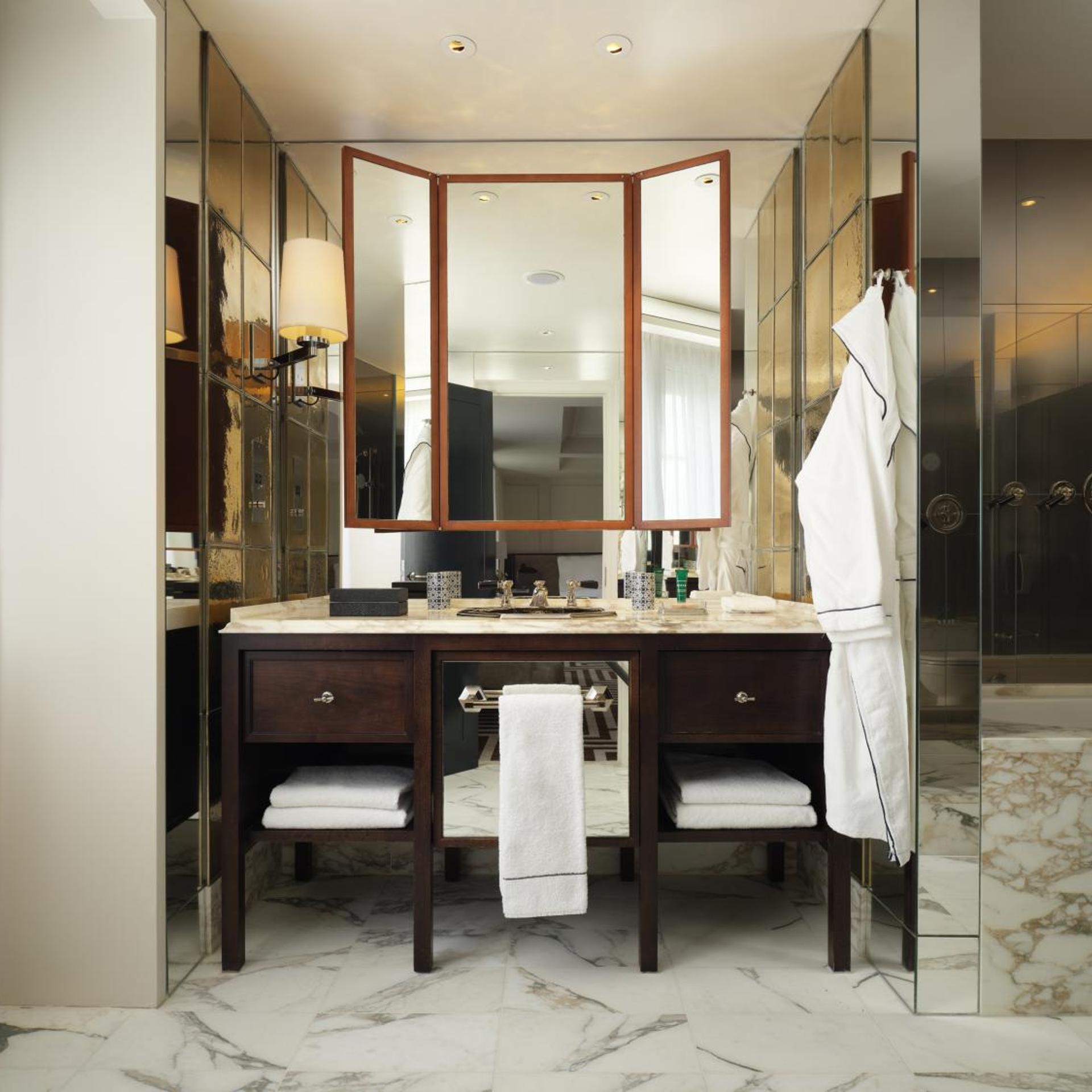 جناح جونيور، Rosewood London 4/4
