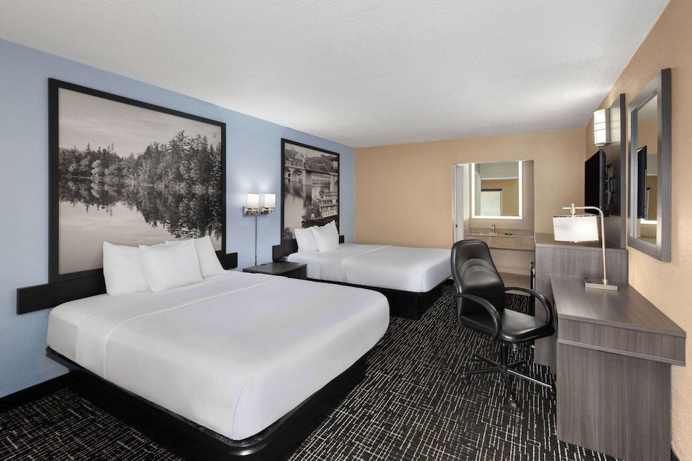 Super 8 by Wyndham Paducah I-24 Exit 4 32/60