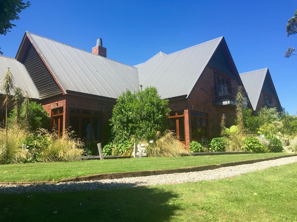 LAKE KARAPIRO LODGE 45/50