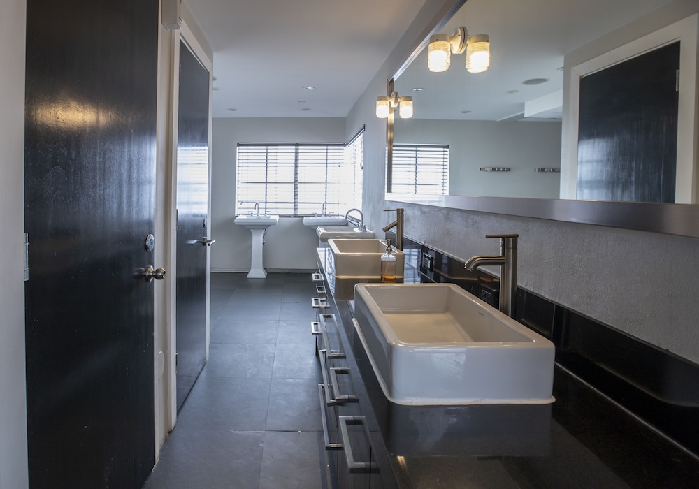 Posh South Beach Hostel 35/38