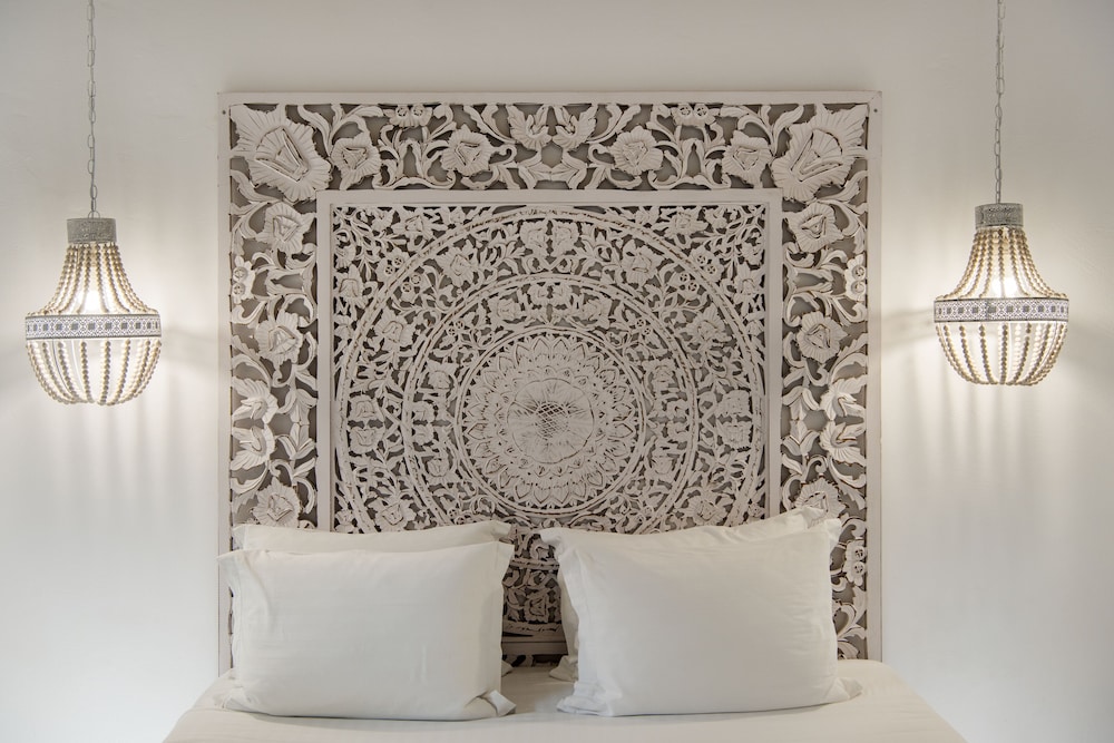 Zefi Hotel & Suites 40/75