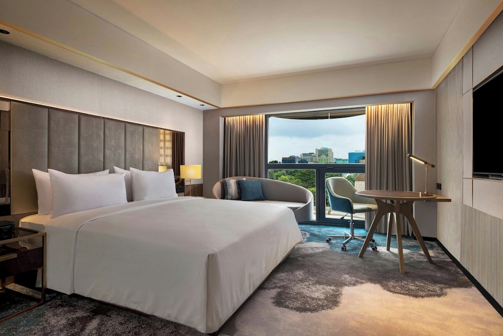GRAND, KING BED, CITY VIEW