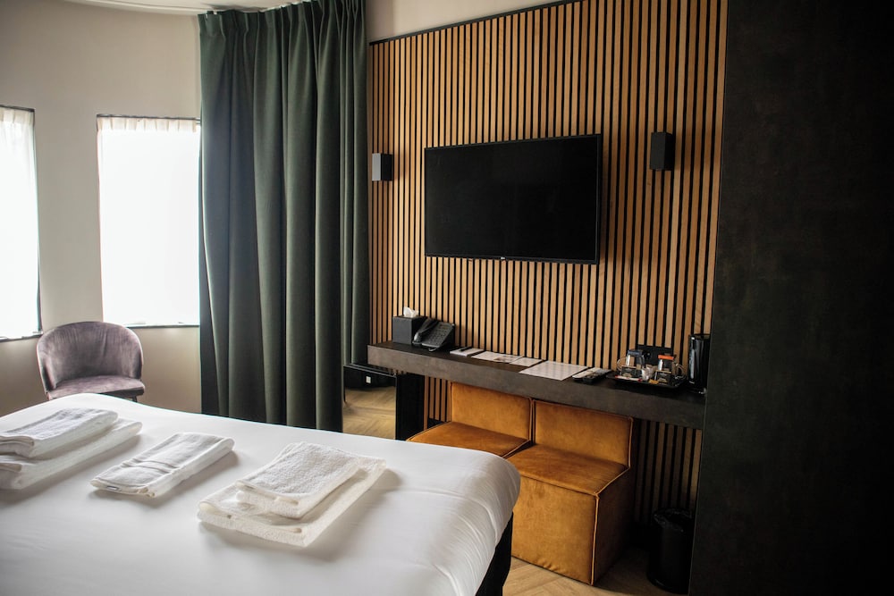 Monument Hotel 20/36