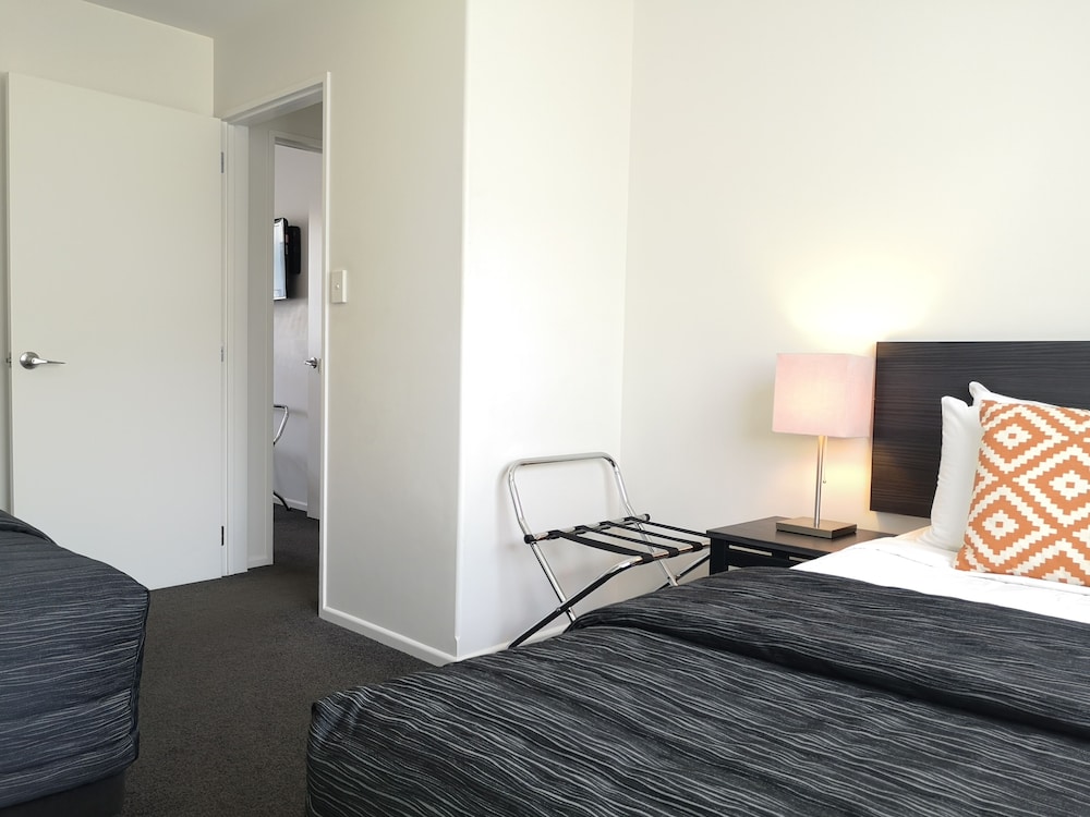Airport Palms Motel 51/69
