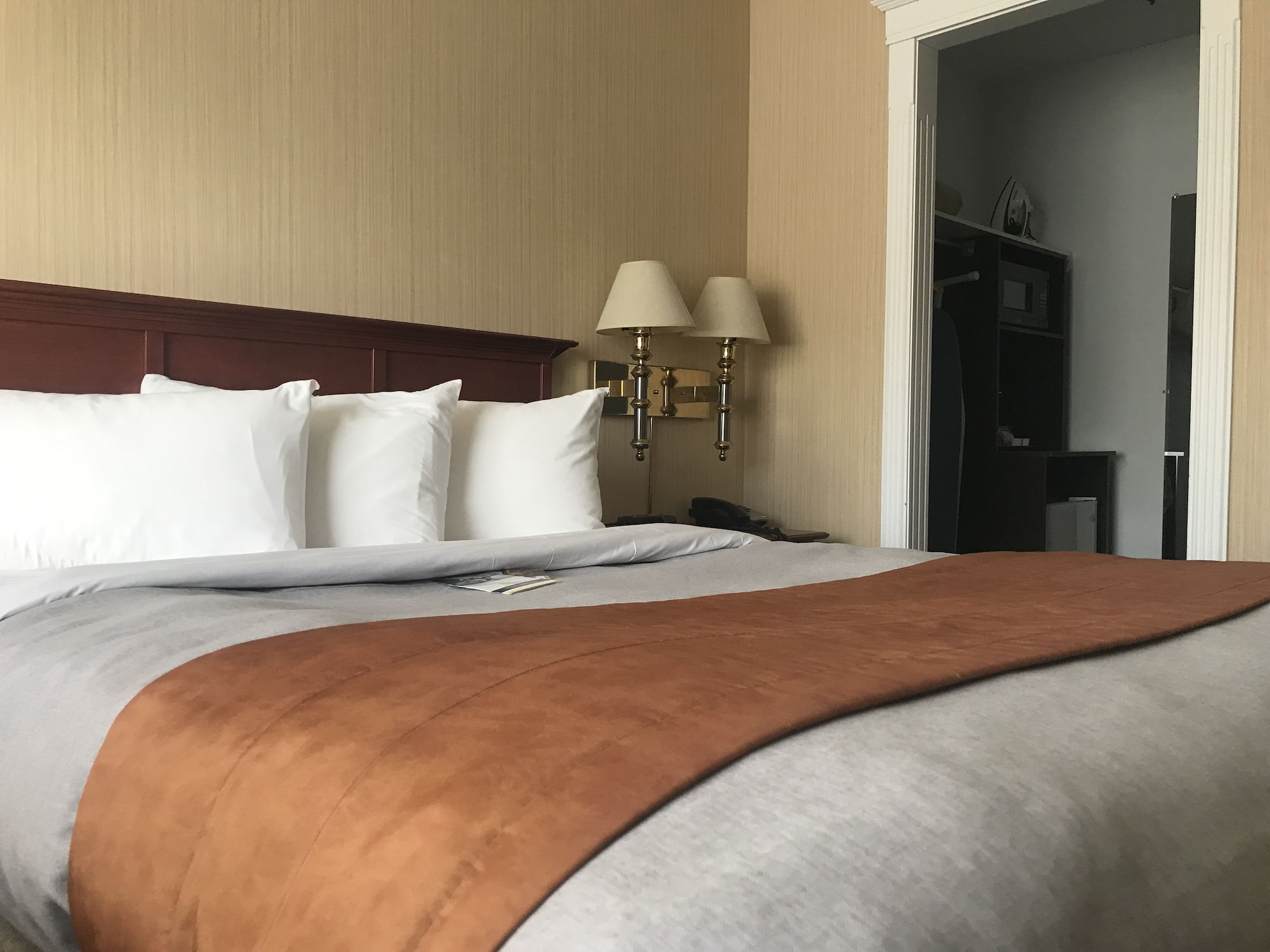 COMFORT, QUEEN BED