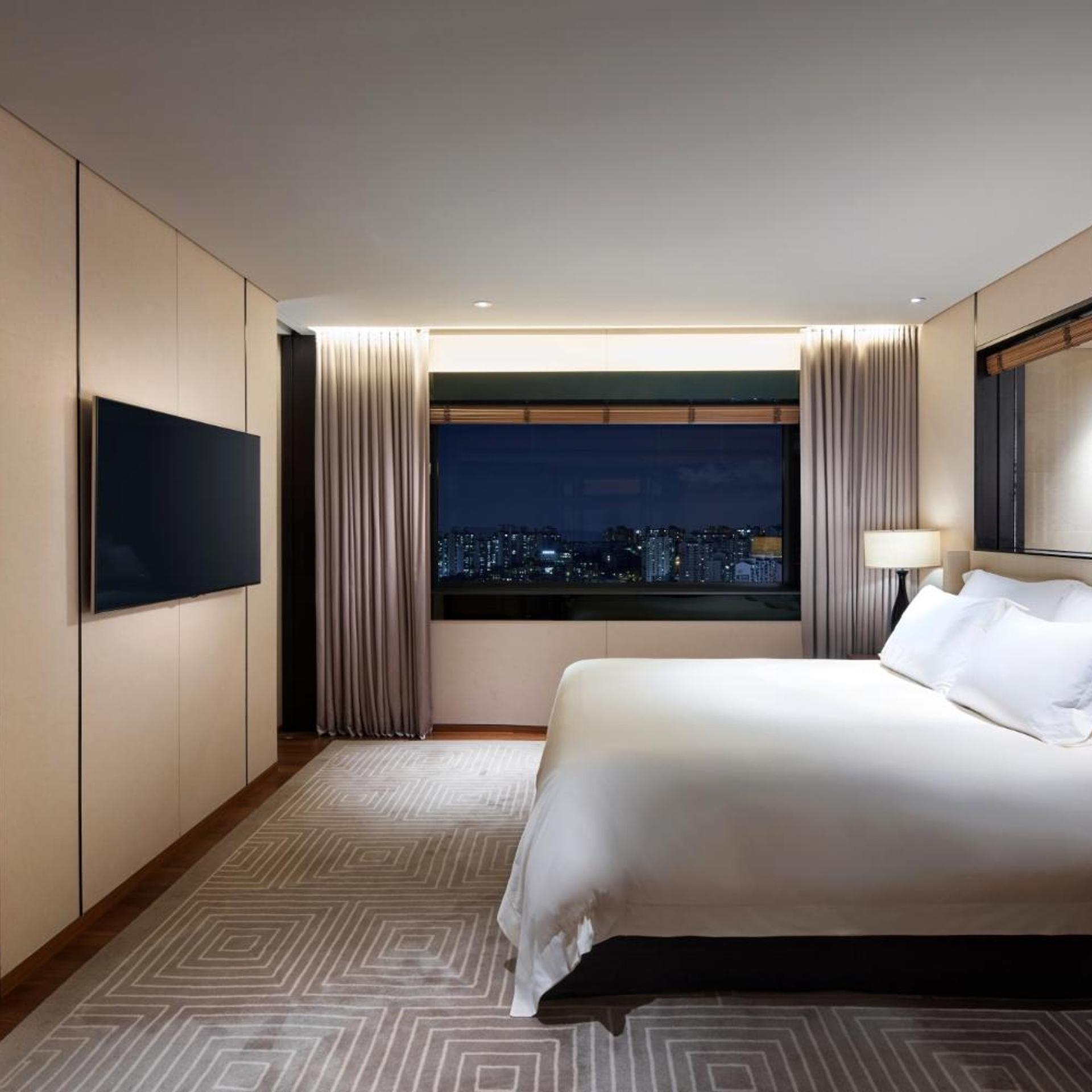 Suite, Pool Access, Corner