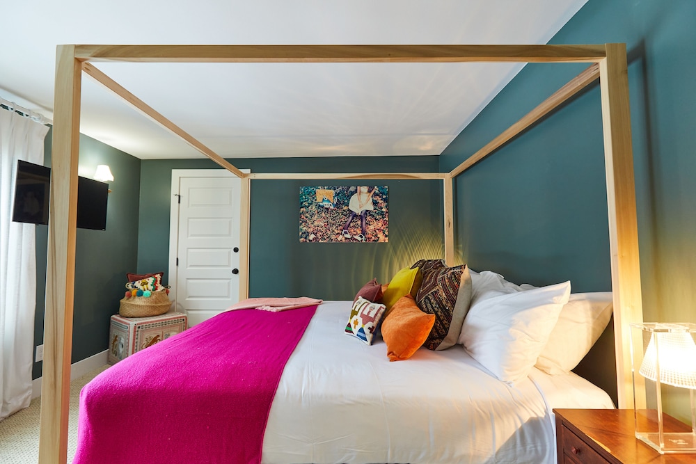 Shelter Harbor Inn 35/72