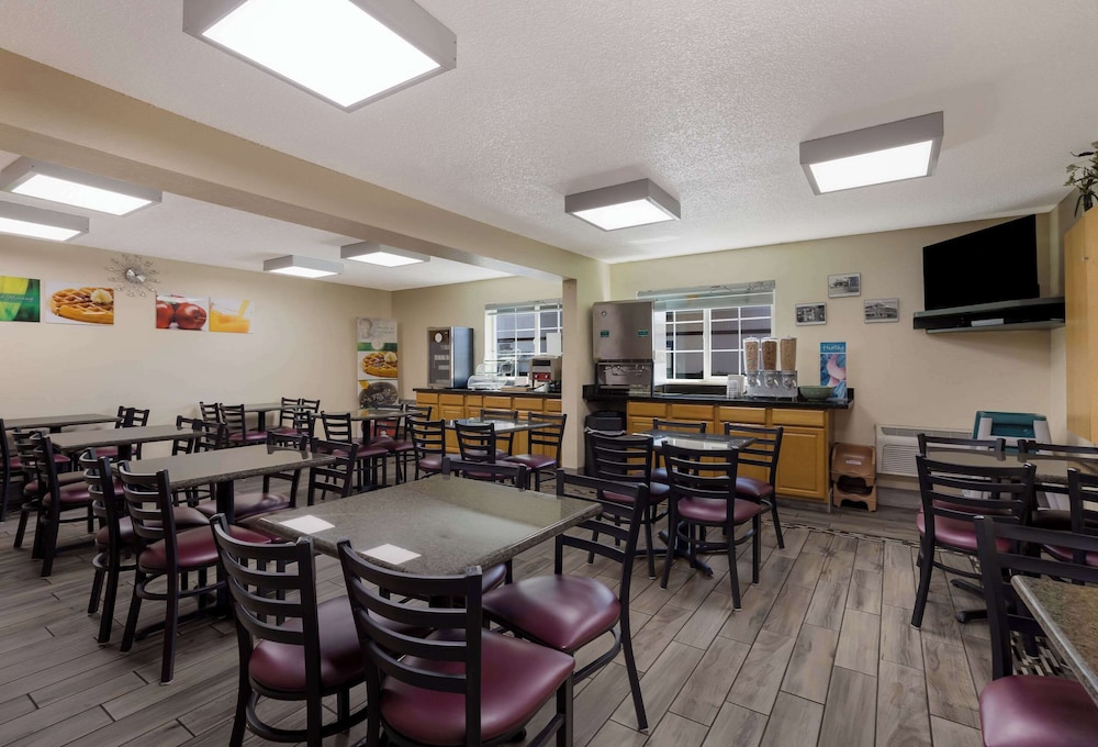 Quality Inn and Suites Medford Airport 37/51