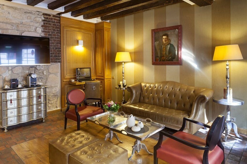 Hotel De Fleurie 33/50