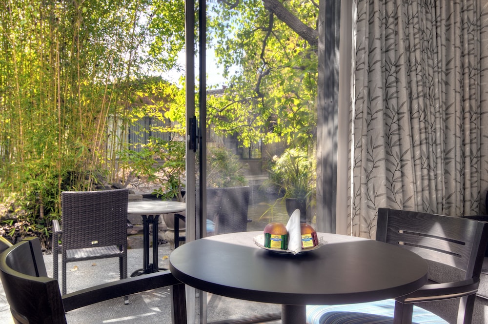 Dinah's Garden Hotel 50/60