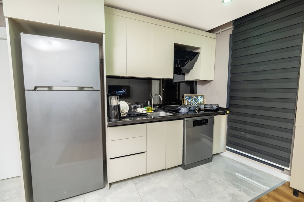 Luxury Life Suites 8/50