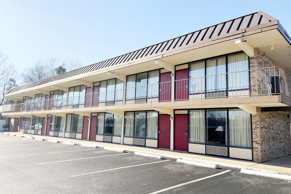 Paris Inn and Suites 39/40