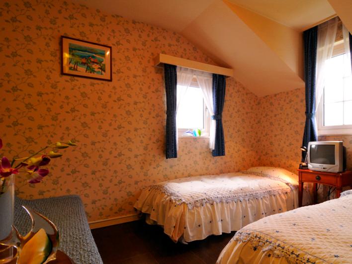 Tower, Twin Beds