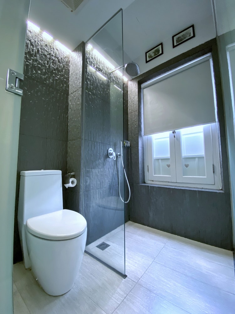 Bliss Hotel Singapore 74/75