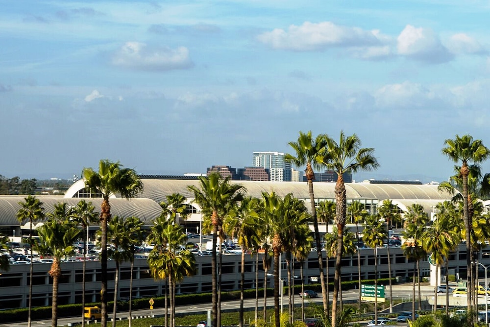 Hilton Irvine/Orange County Airport 6/82