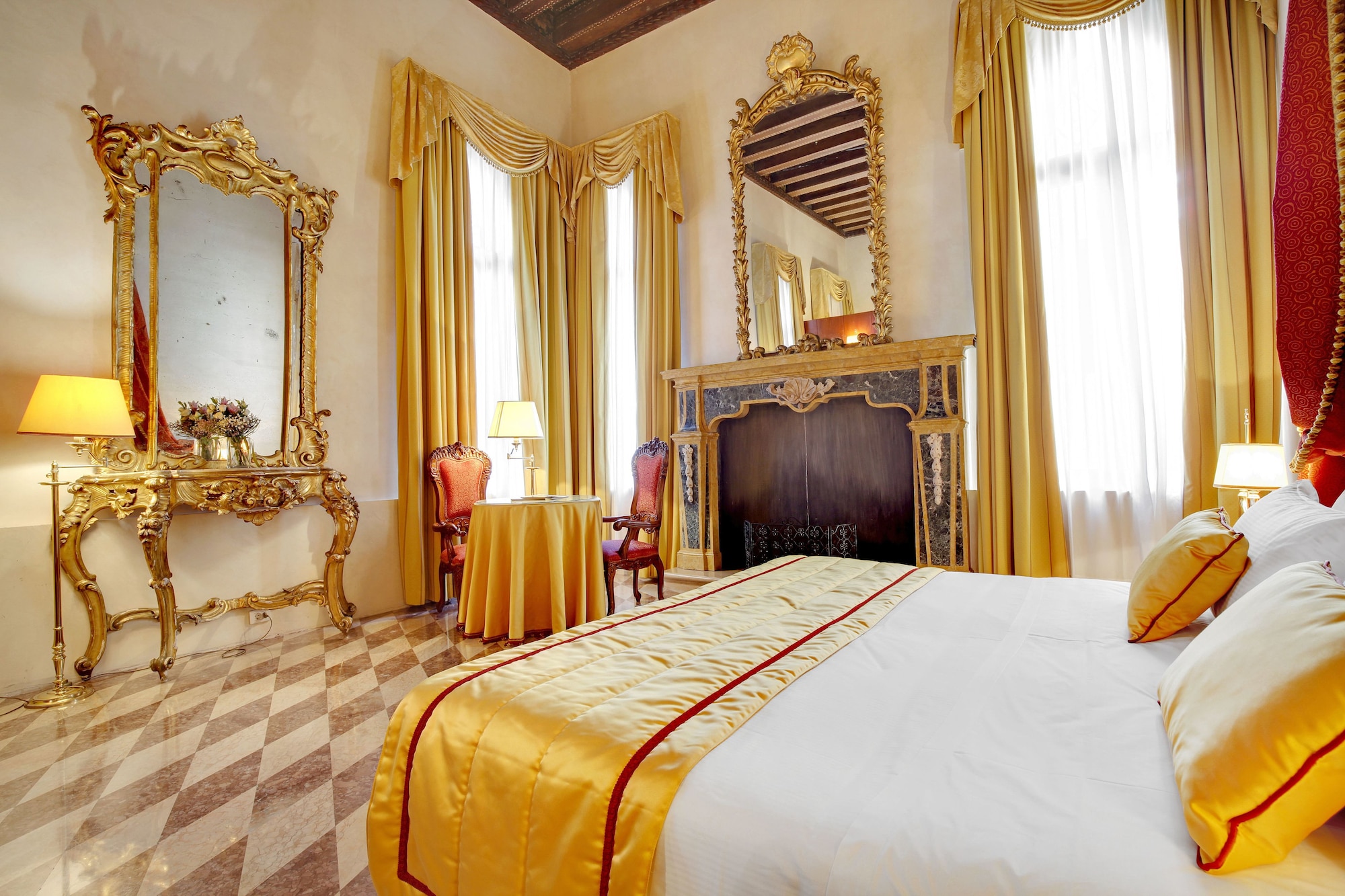 ROYAL, SUITE