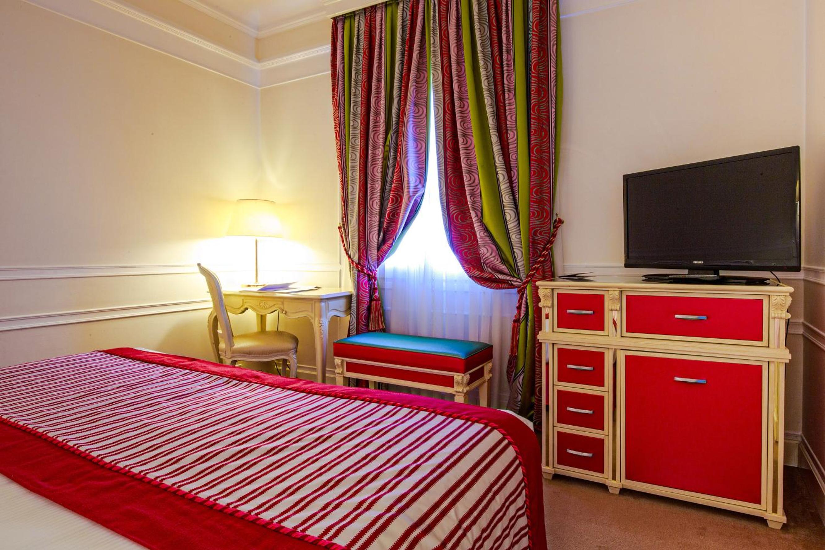 غرفة كلاسيكية بسرير مزدوج أو سريرين منفصلين بإطلالة على المسبح، Grand Hotel Des Bains 7/10