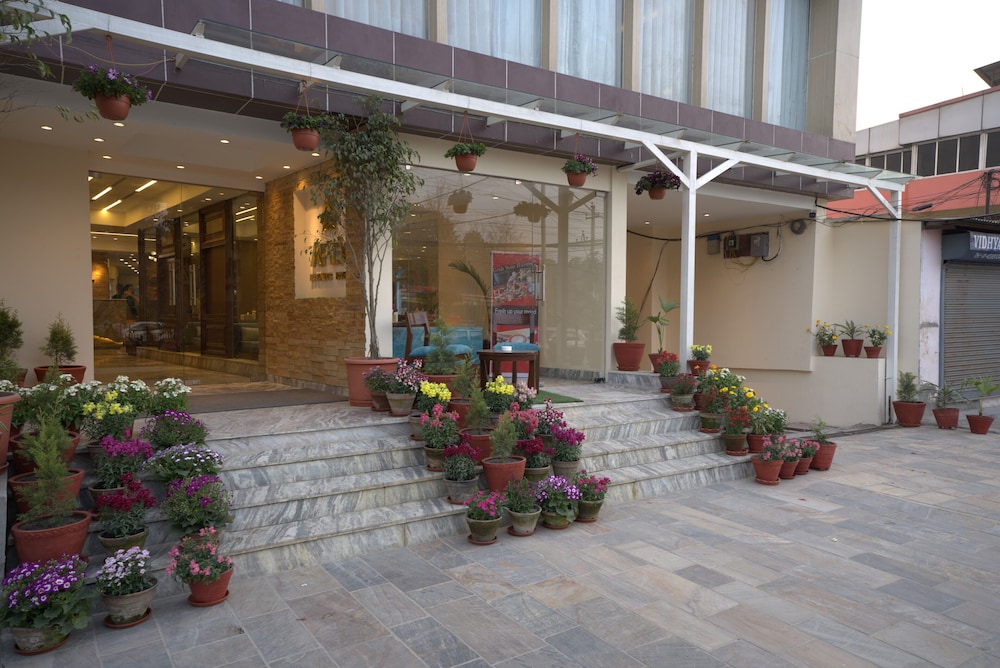 Apex Business Hotel 54/58