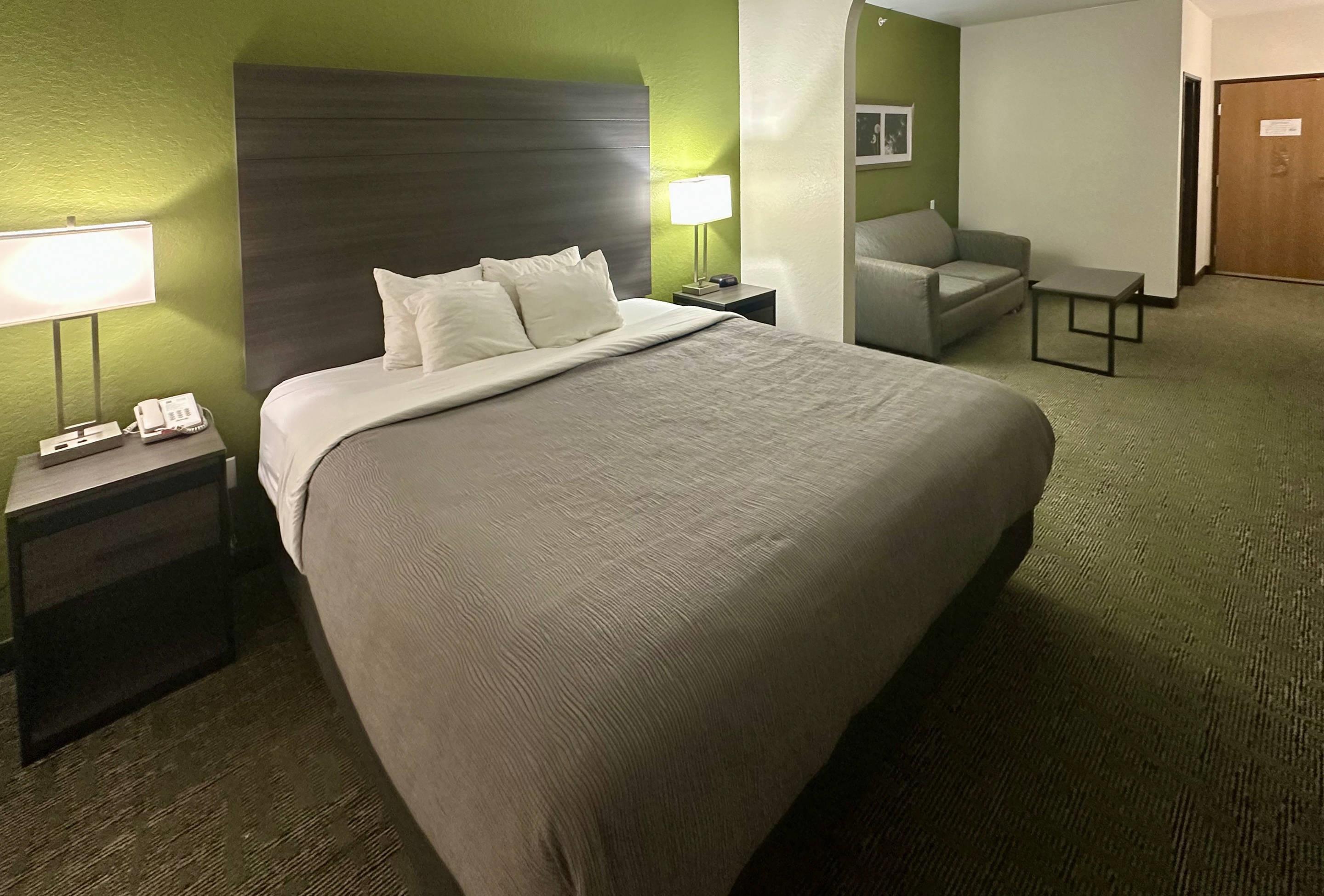 ROOM, KING BED