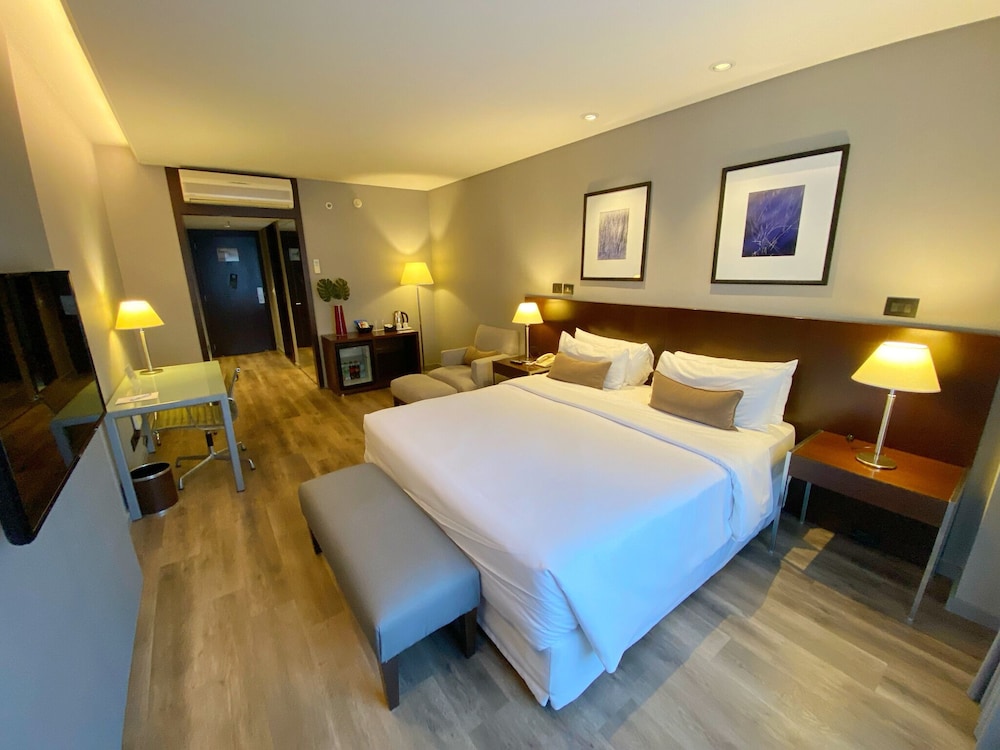 STANDARD, QUEEN BED